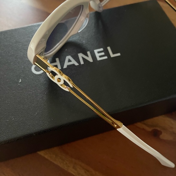 CHANEL Elegant White and Gold Sunglasses - Picture 2 of 8